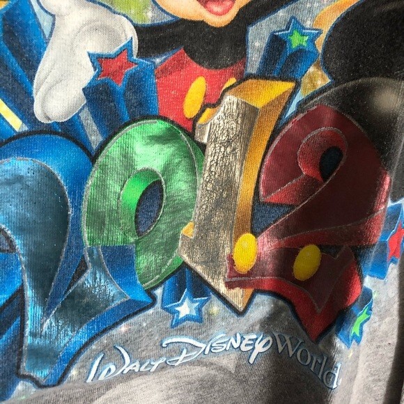 Disney Top 2012 Metallic Character Graphic Light Gray Long Sleeve Shirt Small - Picture 4 of 7